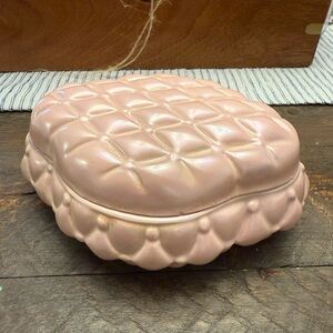De La Rosa 320 California Vintage Quilted Ceramic Trinket Box. Pink white